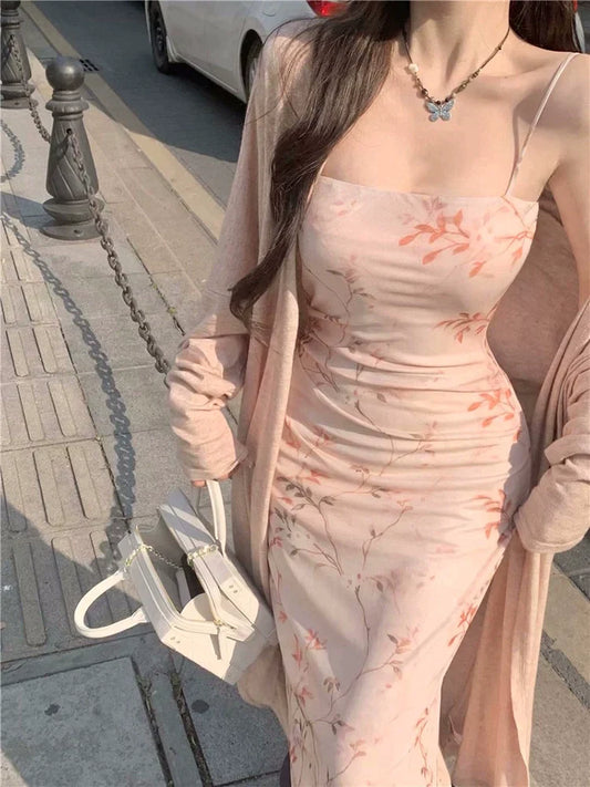 花柄ワンピースとピンクのカーディガン