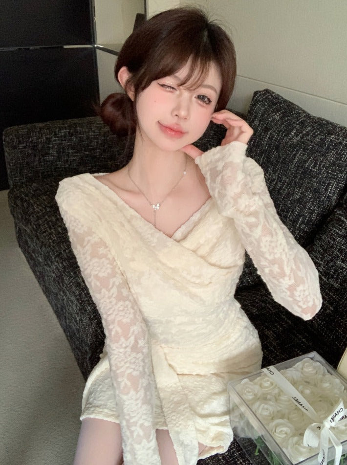 レースの白いフェミニンドレス