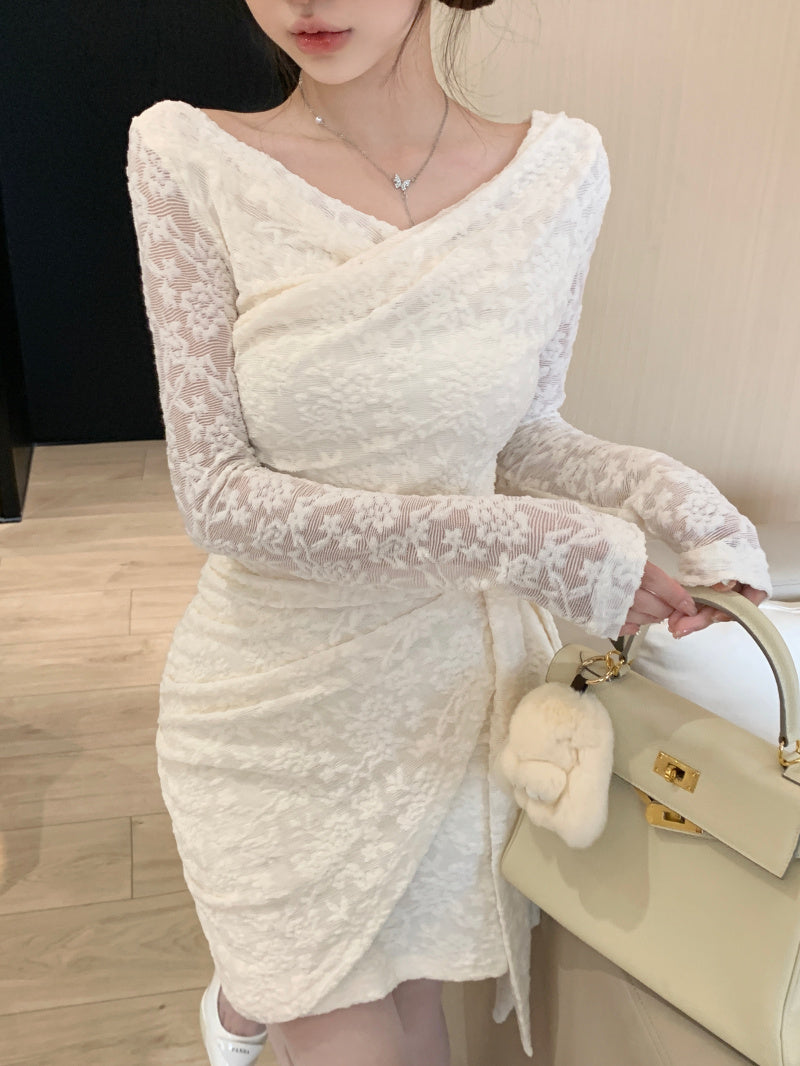 レースの白いフェミニンドレス
