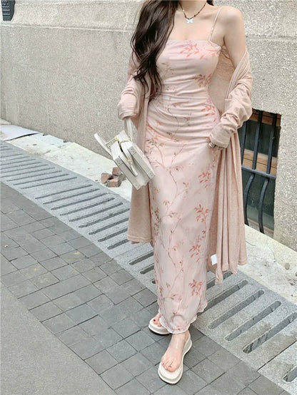 花柄ワンピースとピンクのカーディガン