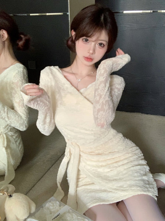 レースの白いフェミニンドレス