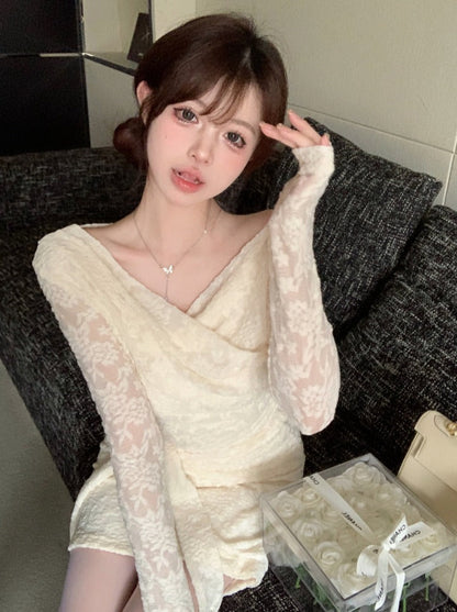 レースの白いフェミニンドレス