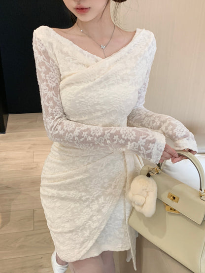 レースの白いフェミニンドレス
