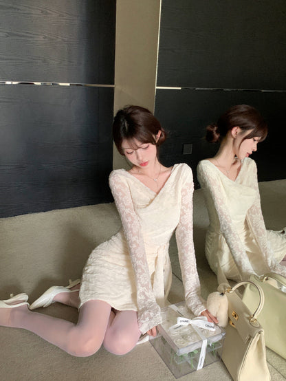 レースの白いフェミニンドレス